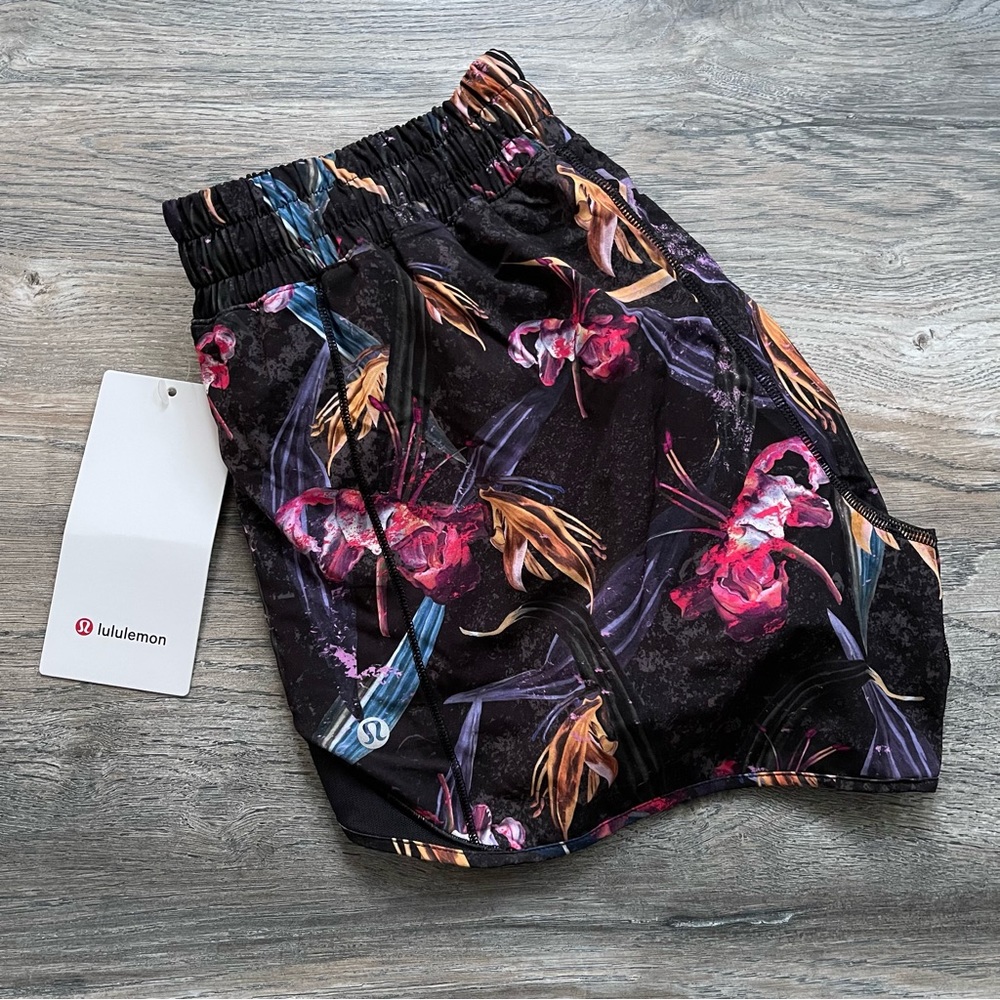 Lululemon Black Watercolor Hotty Hot Lululemon Shorts size 8 Women New with Tags - Picture 14 of 15